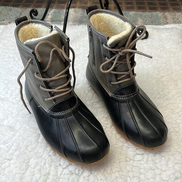 Serra Shoes - Serra Navy/Gray Thinsulate Boots in Size 9. EUC. Zippers on Insides.